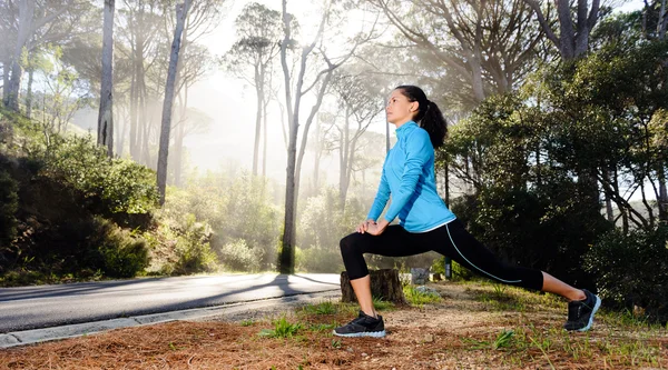 Athlete stretching outdoors — Stock Photo, Image