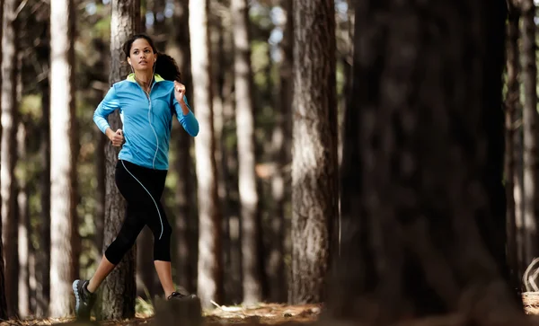 森林走っている女性 — ストック写真