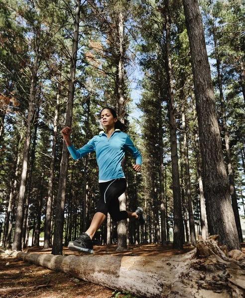 Lesní běžící žena — Stock fotografie