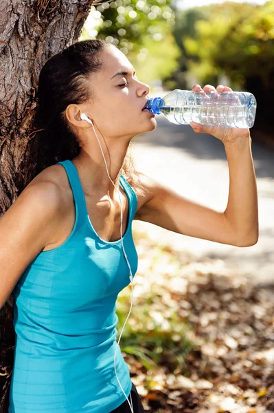 Atleta de agua refrescante —  Fotos de Stock