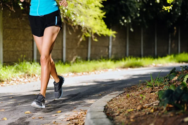 Athlete training alone — Stock Photo, Image