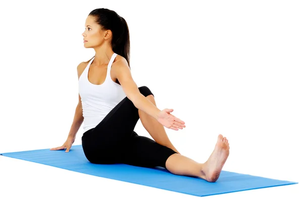 Gelukkig uitrekkende yoga vrouw — Stockfoto