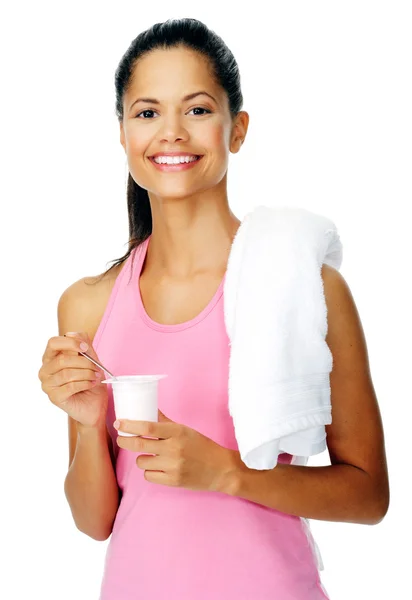 Здоровая женщина с йогуртом — стоковое фото