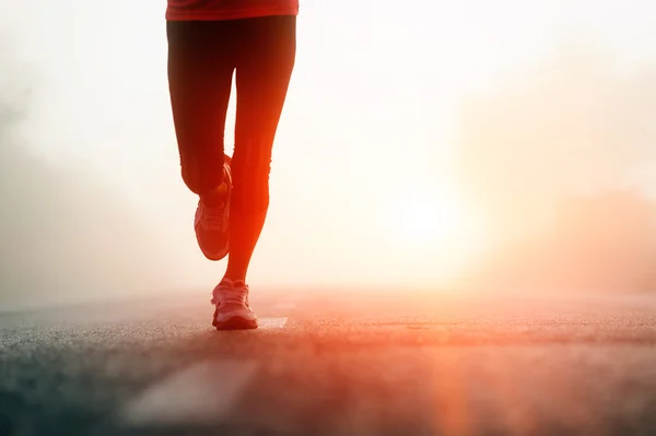 Atleet lopende weg silhouet Stockfoto