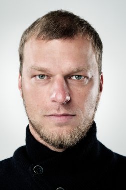 çok normal bir insan portresi