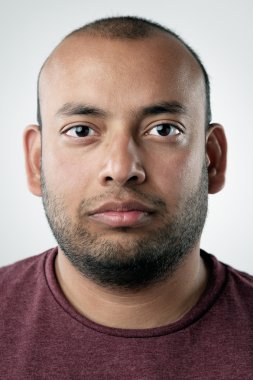 çok normal bir insan portresi