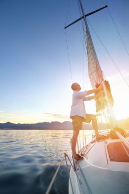 Sunrise yelkenli tekne