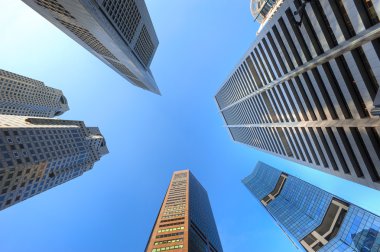 Singapur şehrinin gökyüzü geceleri