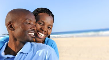 Kumsalda yürüyen çift.