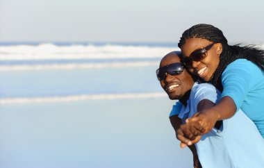 Kumsalda yürüyen çift.