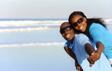 Kumsalda yürüyen çift.