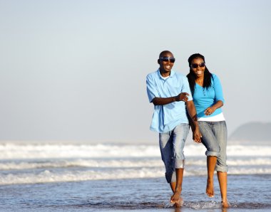 Kumsalda yürüyen çift.