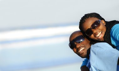 Kumsalda yürüyen çift.