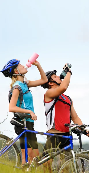 Mountainbike-Paar trinkt — Stockfoto