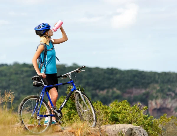 Bicicleta de montaña chica beber — Foto de Stock