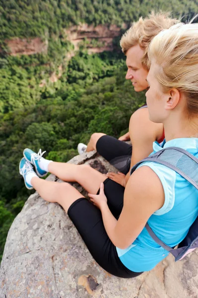 Al aire libre feliz pareja — Foto de Stock