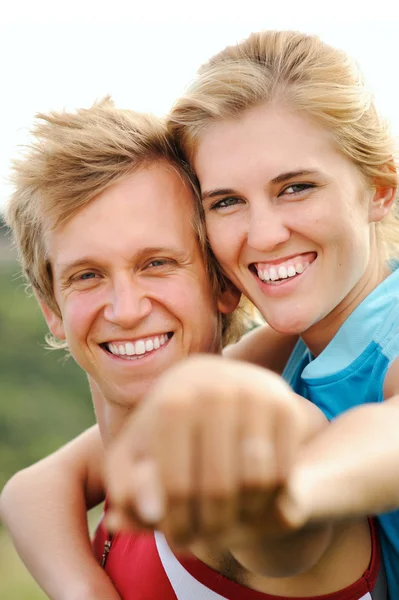 Lächelnde Freude glückliches blondes Paar — Stockfoto