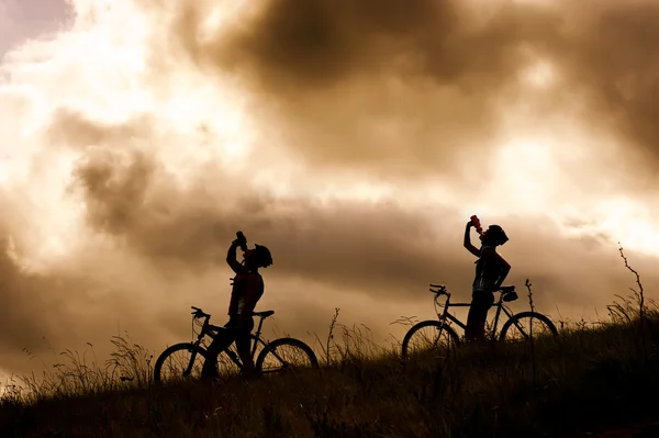 Mountain bike paar drinken — Stockfoto