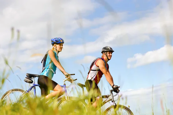 Mountainbike pareja al aire libre — Foto de Stock