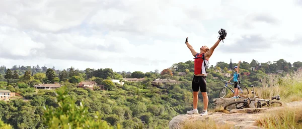 Feliz hombre libre es victorioso — Foto de Stock