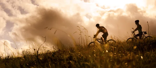 Mountainbike couple outdoors — Stock Photo, Image