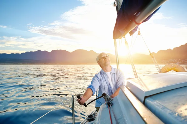 Nascer do sol barco à vela — Fotografia de Stock