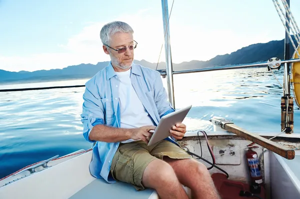 Tablet computador no barco — Fotografia de Stock