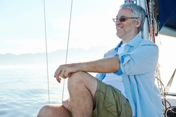 Sentado en el barco hombre —  Fotos de Stock