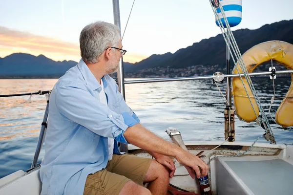 Zeilen volwassen man — Stockfoto