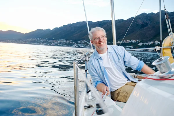 Happy segling man båt — Stockfoto