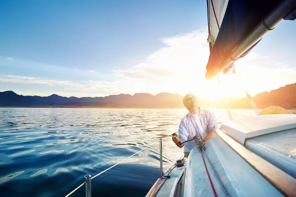 Sonnenaufgang-Segelboot — Stockfoto