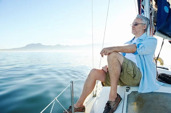Сидящий на лодке человек — стоковое фото