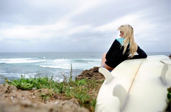 Surfista chica sentado — Foto de Stock