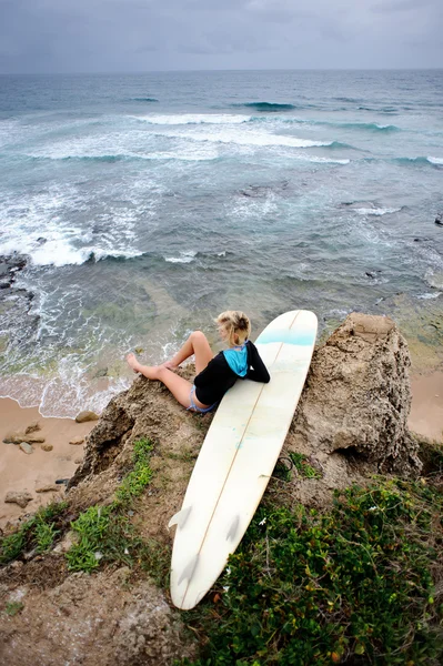 Surfer girl sitter — Stockfoto