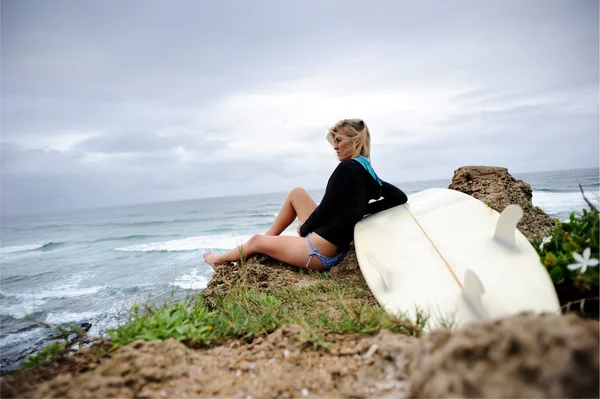 Surfer girl sitter — Stockfoto