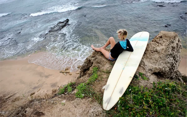 Surfer girl sitter — Stockfoto