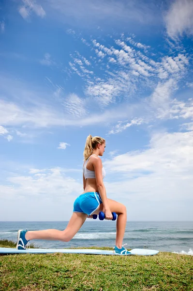 Blond girl stretches — Stockfoto