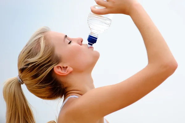 Blondes Mädchen trinkt Wasser — Stockfoto