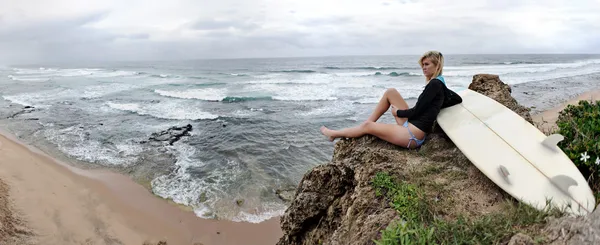 Surfer κορίτσι τρόπο ζωής πανοραμική — Φωτογραφία Αρχείου