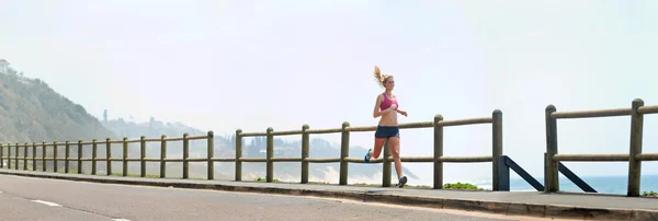 Coureur panoramique sur la plage — Photo