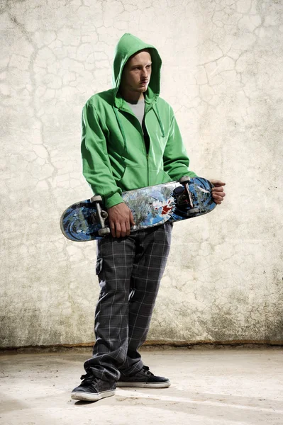 Cooler Typ Skateboarder — Stockfoto