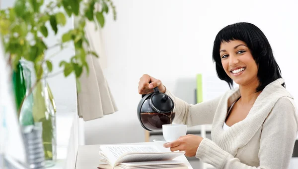 Pouring tea — Stock Photo, Image