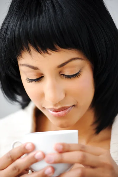 Vrouw die thee drinkt — Stockfoto