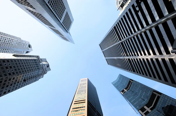 Singapur şehrinin gökyüzü geceleri