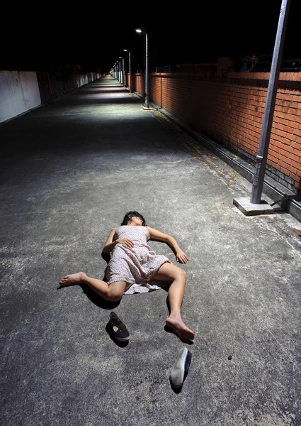Мертвая девушка в переулке — стоковое фото