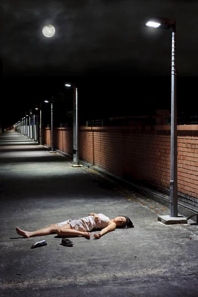 Chica muerta en el callejón — Foto de Stock