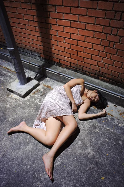 Chica muerta en el callejón — Foto de Stock