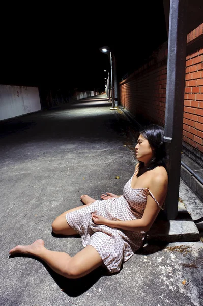 Chica muerta en el callejón — Foto de Stock