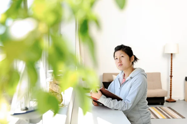 Asiatique fille avec livre — Photo