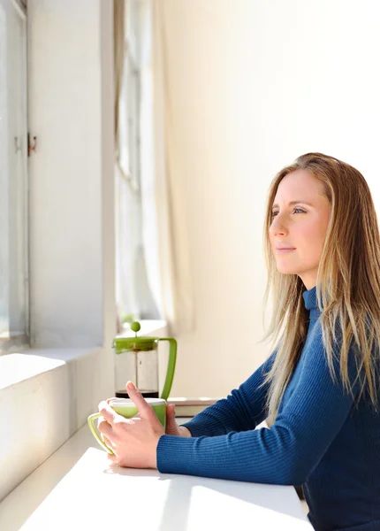 Mujer soñando despierto — Foto de Stock